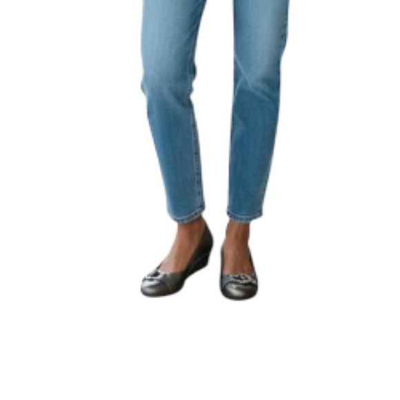 BANDOLINO Metallic Wedge Shoes Pewter Strap Buckle Vegan Leather Size 7.5 - Picture 1 of 12